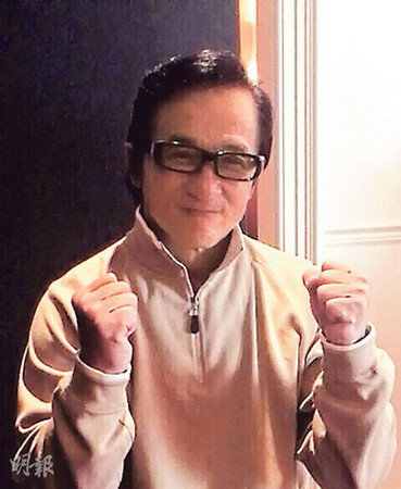 力图保持笑容的成龙，不知是否为儿子祖名的事心烦，过往浓密的头发明显发线向后移。图片来源：香港《明报》。