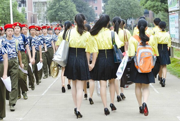 常规军训生们投来好奇的目光。