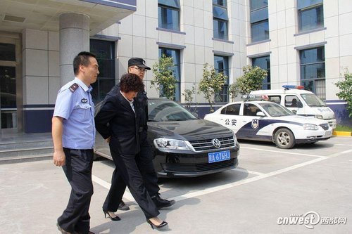 目前，12名犯罪嫌疑人因涉嫌组织领导传销罪被依法刑事拘留。