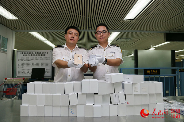 深圳罗湖海关关员展示被查获iPhone　6（深圳罗湖海关供图）