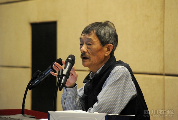 　　“布鞋院士”回答学生提问