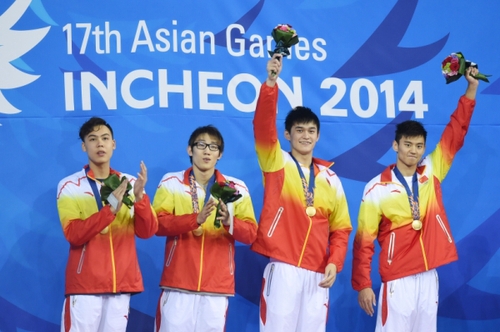 9月24日，中国队选手余贺新、林永庆、孙杨、宁泽涛（从左至右）在颁奖台上。