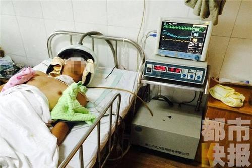 34岁男教师偷拍女生洗澡 遭几十名学生暴打生命垂危