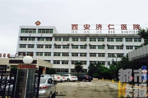 男教师偷拍女生洗澡被发现后遭暴打，医院已下病危通知书。