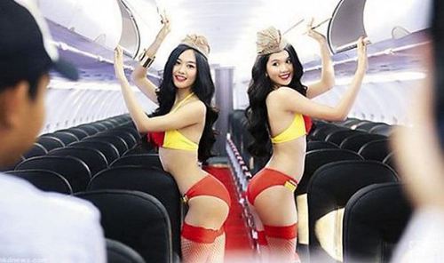 穿比基尼的 “空姐”，在飞机仓摆出性感造型。