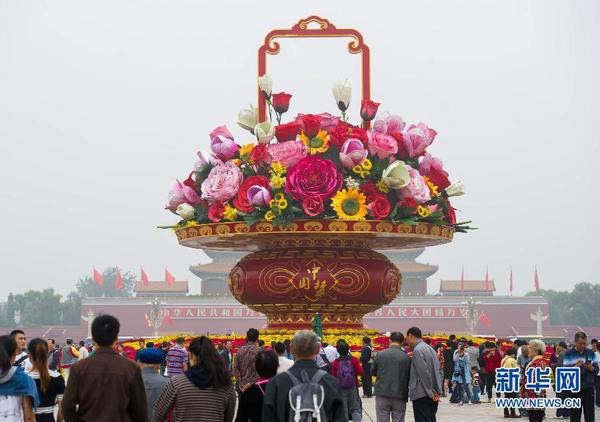 9月25日，游客在天安门广场欣赏 “祝福祖国”花坛。当日早晨6时起，天安门广场国庆花篮及花坛完整亮相。 新华社记者 罗晓光 摄2
