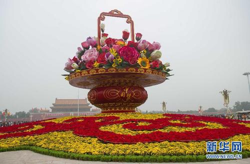 9月25日，游客在天安门广场欣赏 “祝福祖国”花坛。当日早晨6时起，天安门广场国庆花篮及花坛完整亮相。 新华社记者 罗晓光 摄
