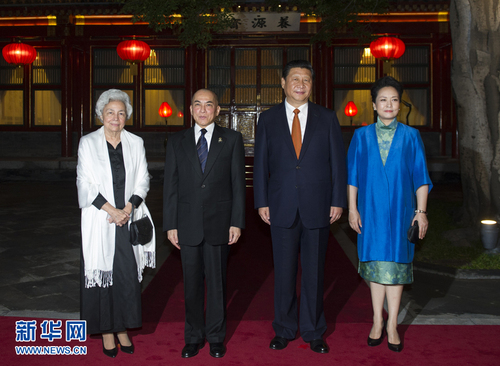 9月25日晚，国家主席习近平在北京钓鱼台国宾馆会见柬埔寨国王西哈莫尼和太后莫尼列。习近平主席夫人彭丽媛参加会见。 新华社记者 谢环驰摄
