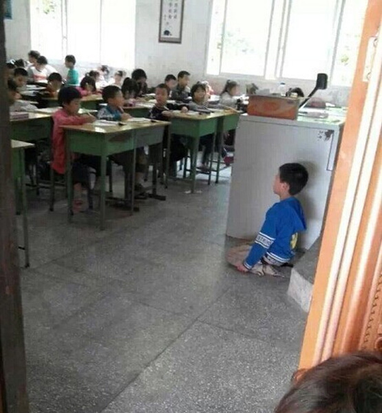 小学生向全班同学下跪