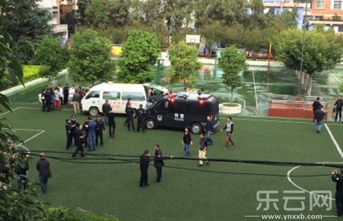 明通小学事发现场。网民“雨荷--XJ” 摄
