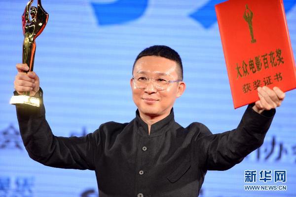 9月27日，以影片《致我们终将逝去的青春》获得最佳编剧奖的李樯在展示奖杯和证书。 当日，第32届大众电影百花奖颁奖仪式在兰州举行。新华社记者 聂建江 摄