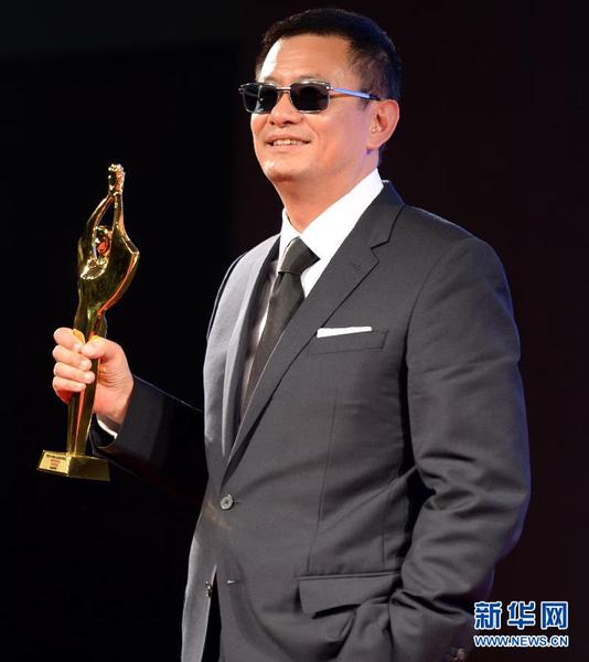 9月27日，导演王家卫出席媒体见面会，其作品《一代宗师》获得最佳影片奖。 当日，第32届大众电影百花奖颁奖仪式在兰州举行。 新华社记者聂建江 摄