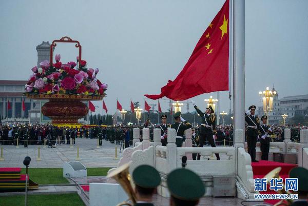10月1日，国旗护卫队战士在天安门广场升国旗。