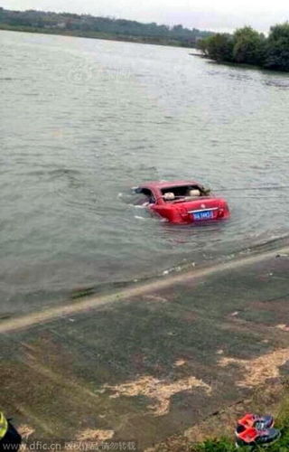 夫妻暴雨开车冲入水库身亡 丈夫尸沉水底双手紧握满脸痛苦