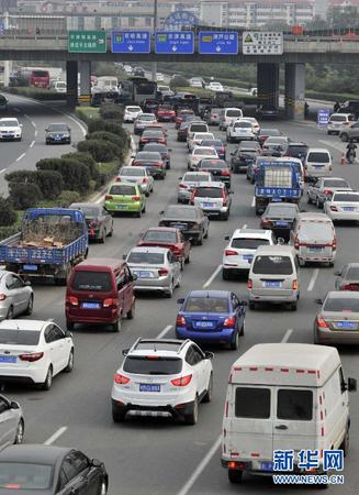 10月1日，车辆在天津外环线周边的道路上排队出城。当日是国庆长假第一天，人们纷纷探亲访友或出游，全国多地出现出行高峰。 新华社记者岳月伟摄
