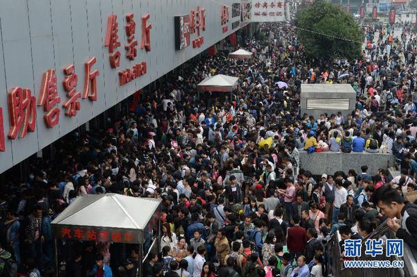 10月1日，乘客在郑州长途客运中心站排起长队等待进站。当日是国庆长假第一天，人们纷纷探亲访友或出游，全国多地出现出行高峰。 新华社记者赵鹏摄