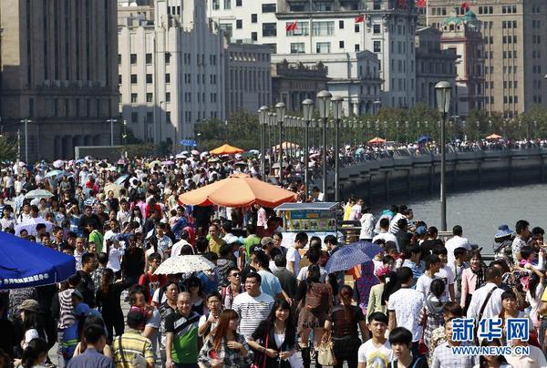 10月1日，游客在上海外滩游览。当日是国庆长假第一天，全国各地旅游景点游人如织。 新华社记者 丁汀 摄