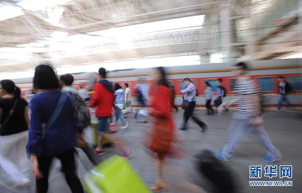 10月1日，旅客在安徽合肥火车站乘车。