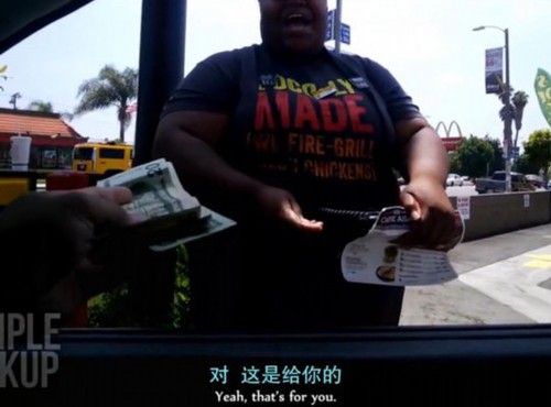活动者将100美元给一位加油站的黑人服务员