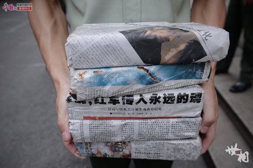 这些用报纸包裹的砖头，训练的时候会放在战士头顶上。