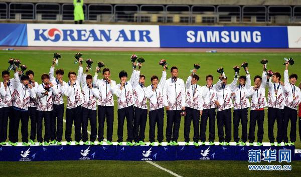 10月2日，韩国队球员在颁奖仪式上。当日，在2014仁川亚运会男子足球决赛中，韩国队以1比0战胜朝鲜队，夺得冠军。 新华社记者卢炳辉摄