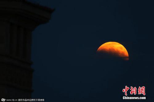 2014年10月8日晚，继2011年12月10日之后，又一次观测条件不错的月全食。天文专家表示，对于中国观众而言，这是今年唯一能观测到的月全食现象，只要天气晴朗，中国各地都能肉眼观赏到这一壮观天象。刘积舜 摄