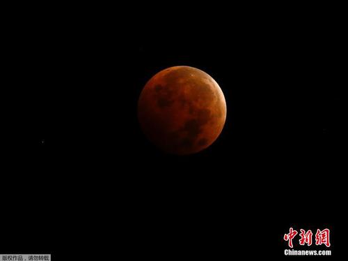 当地时间2014年10月8日，美国加州恩西尼塔斯，月全食开始出现。