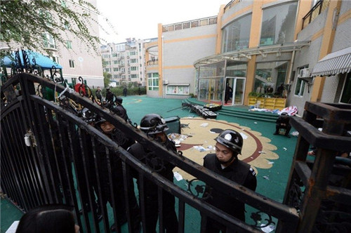 图为幼儿园内部被打砸。