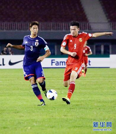 10月9日，中国队球员向柏旭（右）在比赛中拼抢。 当日，在缅甸内比都举行的U19亚青赛C组小组赛首场比赛中，中国队以2比1战胜日本队。新华社发（吴昂摄）