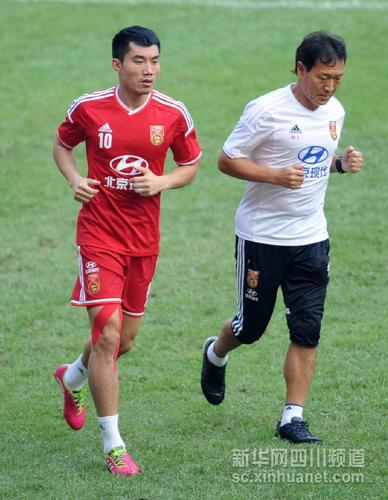 10月8日，中国队球员郑智（左）在训练中。