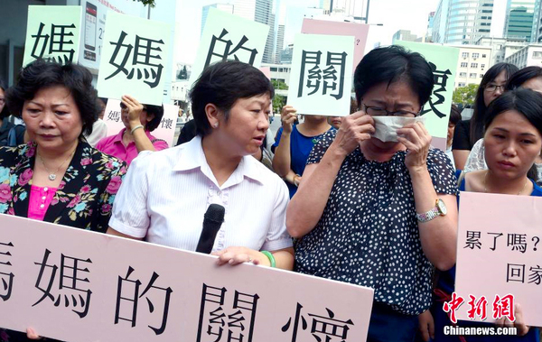 “占中”非法集会-妈妈现场劝说学生离场7