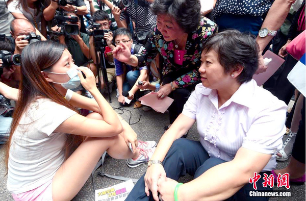 “占中”非法集会-妈妈现场劝说学生离场6