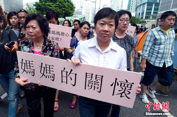 “占中”非法集会-妈妈现场劝说学生离场4