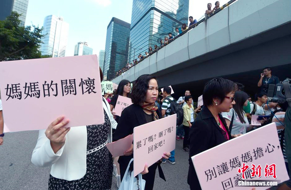 “占中”非法集会-妈妈现场劝说学生离场3