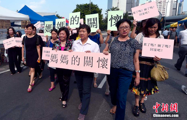 “占中”非法集会-妈妈现场劝说学生离场2