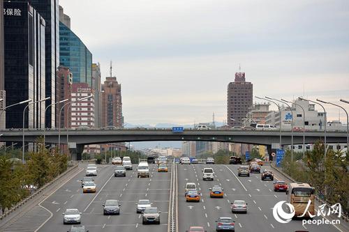 10月12日，在北京CBD，能一眼看到西山，北京大部分地区能见度都在20公里左右。