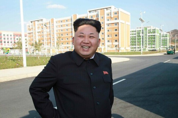 金正恩前往一处新建成的居住区视察图（来源：朝鲜劳动新闻）