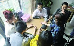 图为吕即来(中)和5位志愿者,正在接受诊断挑战。 图为吕即来(中)和5位志愿者,正在接受诊断挑战。