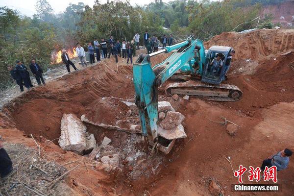 图为挖掘机在湖南省娄底市万宝镇群益村围观发现的古墓施工。