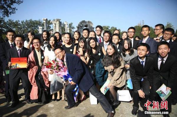 10月16日，学生们在成人礼上合影留念。当日，在圆明园大水法前，来自北京101中学的600名高中学生在这里举行成人礼。北京海淀区教委、圆明园管理处及101中学相关领导、老师及家长代表一起参加了活动。中新社发 熊然 摄