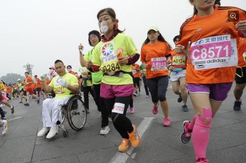 10月19日早上，2014北京马拉松比赛开赛，当天，北京PM2.5超过300，空气严重污染。18日下午18时，北京市政府正式发布空气重污染蓝色预警。
