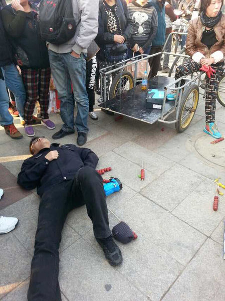 　2014年10月17日，沈阳市一名城管躺在地上。