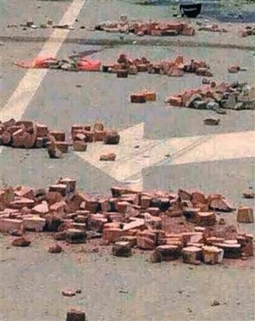 冲突现场满地转头。