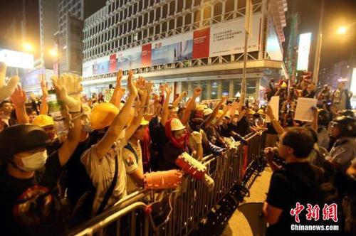 10月19日深夜，大批违法“占中”集会者通过网络继续集结旺角与警方对抗。中新社发 洪少葵 摄