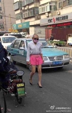 老汉穿超短裙高跟鞋亮相街头
