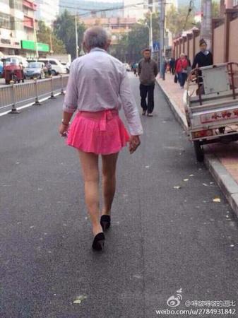 老汉穿超短裙高跟鞋亮相街头1