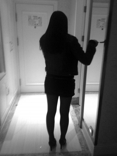 被叫至记者房中的女子正在打电话。