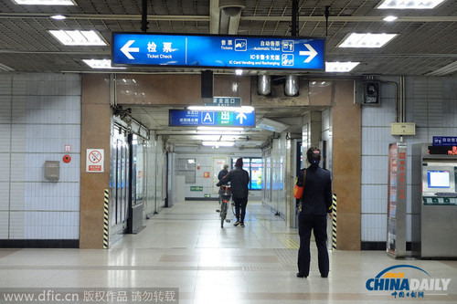 2014年10月29日，北京，三老外将自行车推出地铁站