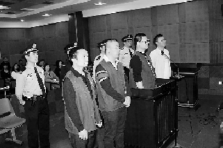 三轮车夫一夜暴富买下保时捷2