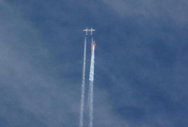 飞行器由太空船载机白色骑士2号上抛下